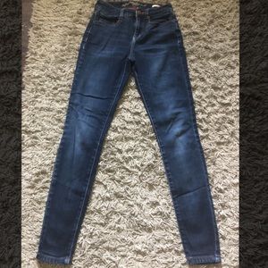 A dark blue pair of Arizona jeans 👖.